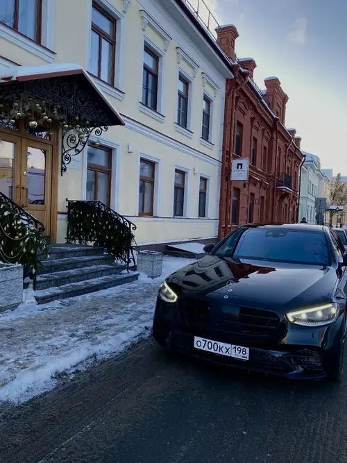 Mercedes-Benz S-class VipPskov зимой в центре Пскова