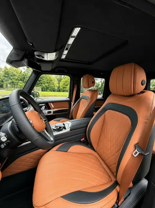 Передние кресла Mercedes-Benz G-class — коньячная кожа и ромбовидная строчка