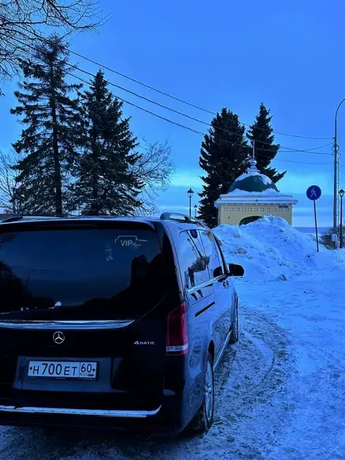 Mercedes-Benz V-Class V250d зимой на набережной Пскова