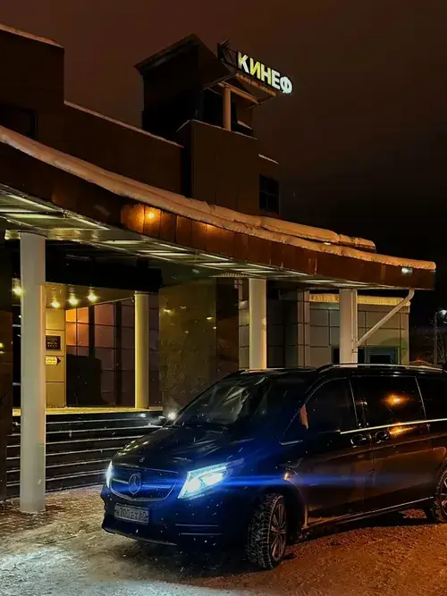 Mercedes-Benz V-Class ночью у отеля