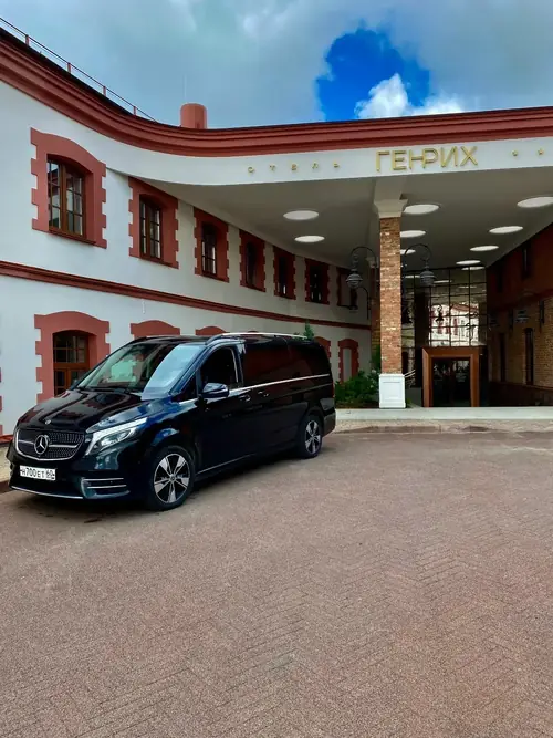 Mercedes-Benz V-Class VipPskov у отеля «Генрих»