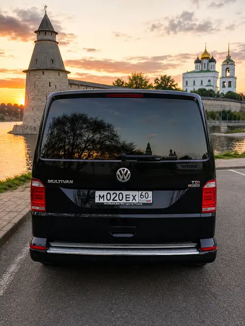 Volkswagen Multivan у крепостной стены — вид сзади