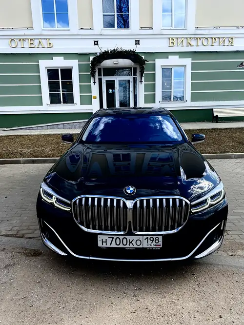 BMW 7 Long у отеля «Виктория»