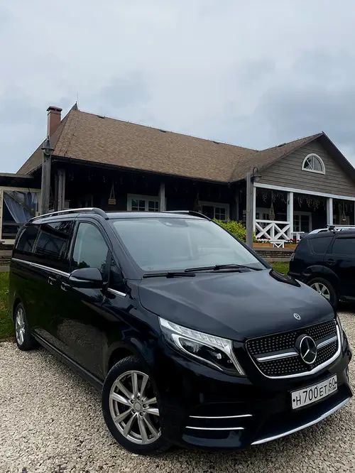 Mercedes-Benz V-class у загородного клуба