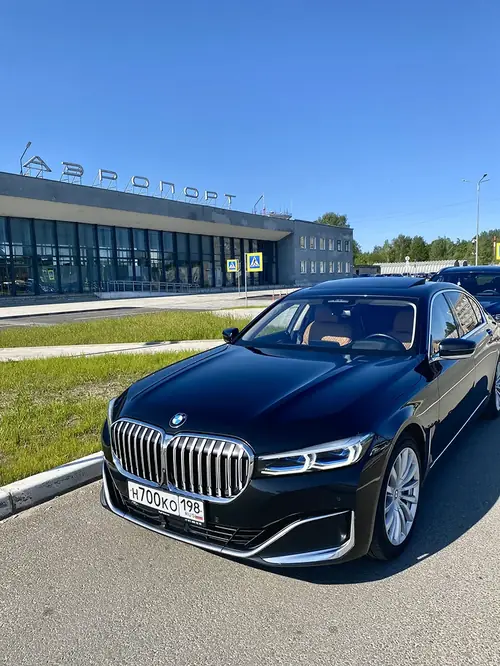 BMW 7 Long у аэропорта Пскова