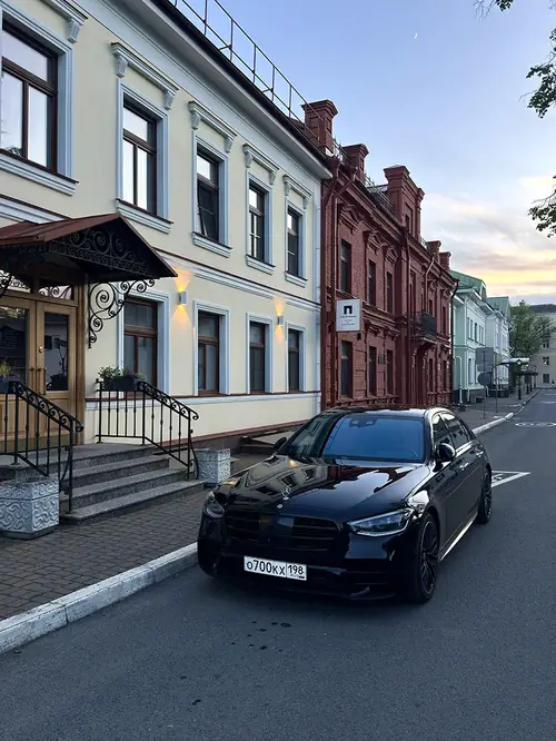 Mercedes-Benz S-class в центре Пскова