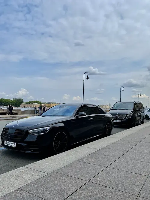 Mercedes-Benz S-class на набережной