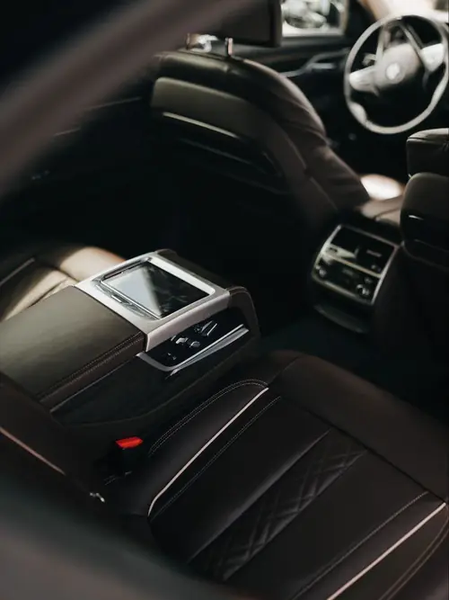 Задние места в салоне BMW 7 серии партнёра