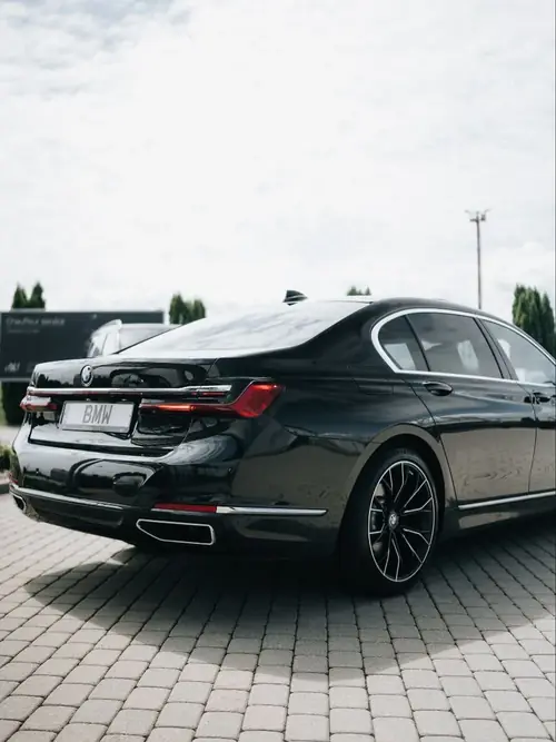 BMW 7 серии партнёра — вид сзади